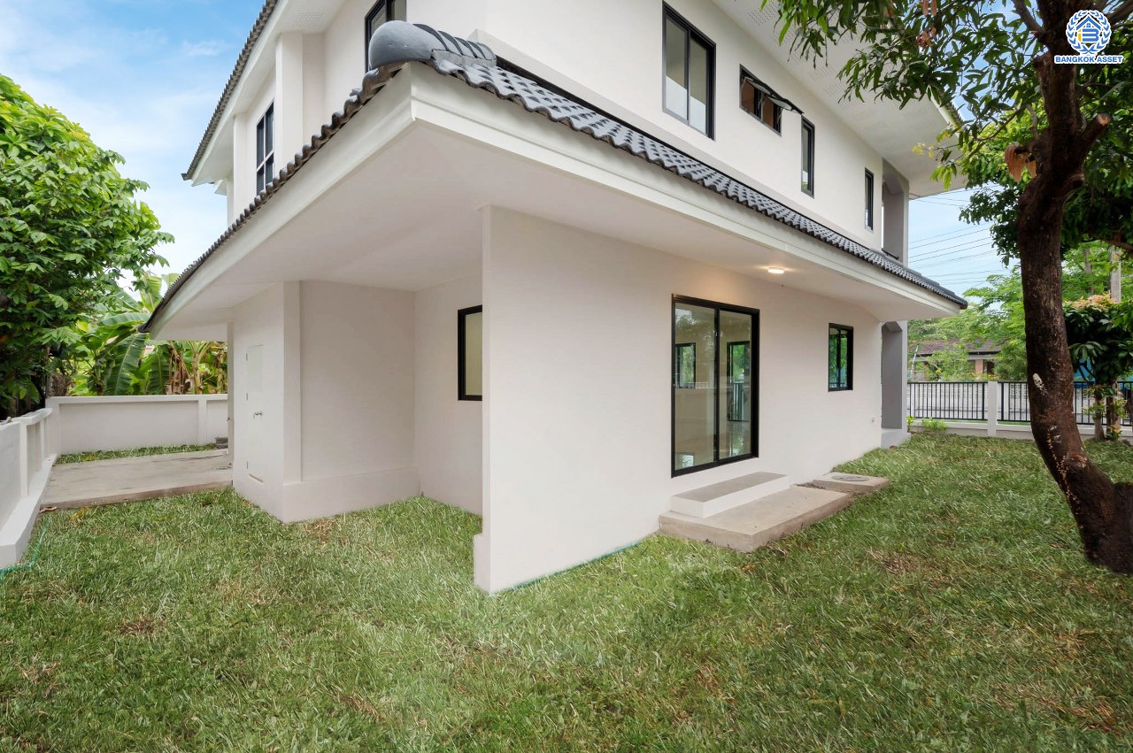 บ้านมือสองตกแต่งใหม่ โครงการ กฤษดานคร18 พุทธมณฑลสาย3 เนื้อที่ 80 ตร.ว. บนพื้นที่ใช้สอยมากถึง 272.57 ตร.ม. อีกระดับของฟังก์ชัน 4 ห้องนอน 3 ห้องน้ำ จอดรถได้ 2 คัน บรรยากาศสุด Private บนทำเลศักยภาพเชื่อมต่อหลายเส้นทาง ใกล้เซ็นทรัลปิ่นเกล้า ม.มหิดล และทางด่วน "ศรีรัช"